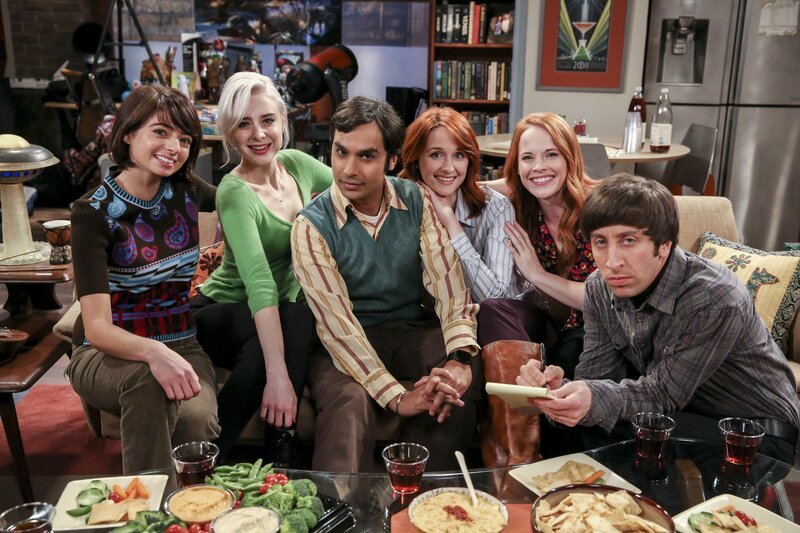 Um seine Frauenprobleme ein für alle Mal zu lösen, lädt Raj (Kunal Nayyar, 3.v.l.) seine Ex-Freundinnen Lucy (Kate Micucci, l.), Emily (Alessandra Torresani, 2.v.l.), Claire (Katie Leclerc, 3.v.r.) und Emily (Laura Spencer, 2.v.r.) ein, doch auch Howard (Simon Helberg, r.) kann nicht verhindern, dass das Ganze in einem Fiasko endet … – Bild: © 2016 Warner Brothers