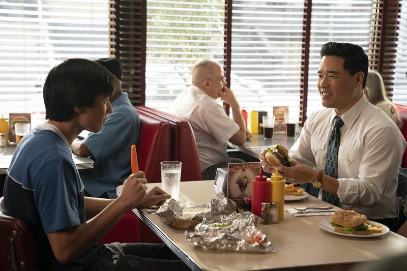 Emery Huang (Forrest Wheeler, l.); Louis Huang (Randall Park, r.) – Bild: American Broadcasting Companies /​ Ali Goldstein