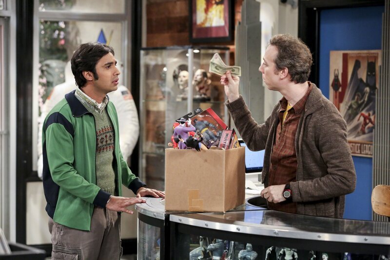 Um Raj (Kunal Nayyar, l.) zu helfen, bietet Stuart (Kevin Sussman, r.) ihm einen besonderen Job an. Aber würde Raj wirklich alles tun, um auf die Comic-Con gehen zu können? – Bild: © 2016 Warner Brothers