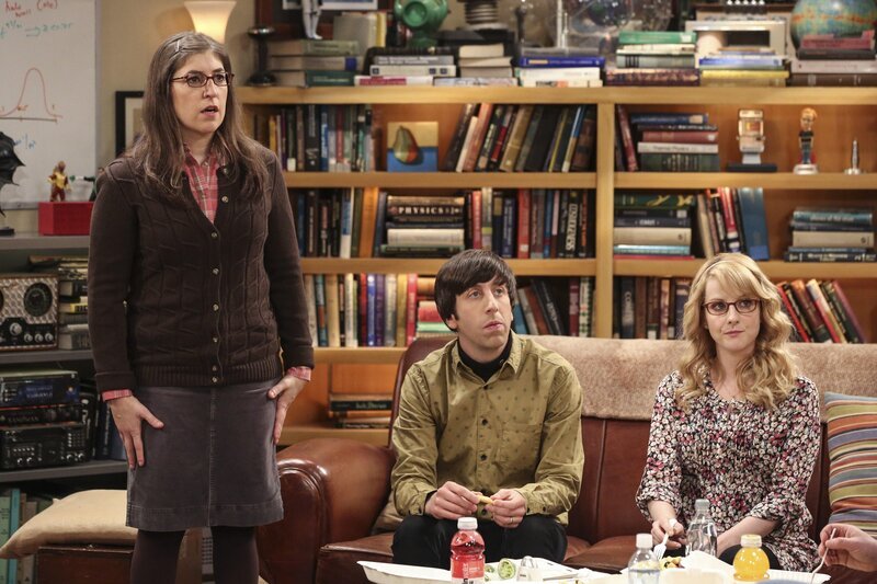 Während Amy (Mayim Bialik, l.) versucht, ihren Freund zu besänftigen, müssen Howard (Simon Helberg, M.) und Bernadette (Melissa Rauch, r.) in den sauren Apfel beißen … – Bild: © 2016 Warner Brothers