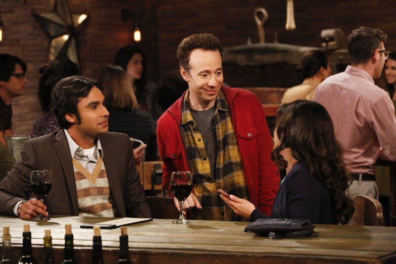 Haben Raj (Kunal Nayyar, l.) oder Stuart (Kevin Sussman, M.) überhaupt eine Chance bei der hübschen Ruchi (Swati Kapila, r.)? – Bild: Warner Bros. Television
