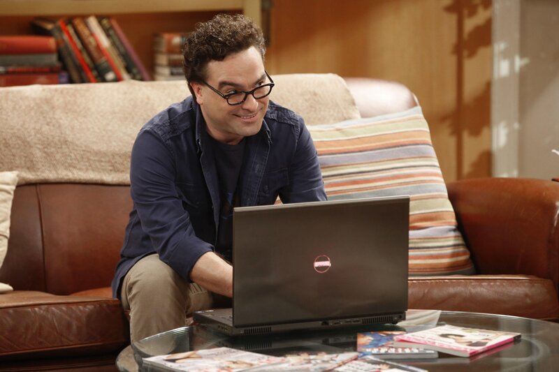 Eine unerwartete Freundschaft stellt Leonards (Johnny Galecki) Beziehung mit Penny auf eine harte Probe … – Bild: Warner Bros. Television