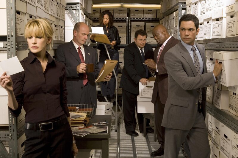 (5. Staffel) – Die Mitarbeiter des Mord-Dezernates von Philadelphia sind ein eingeschworenes Team: Scott (Danny Pino, r.), Nick Vera (Jeremy Ratchford, 3.v.r.), Will (Thom Barry, 2.v.r.), Lilly Rush (Kathryn Morris, l.), Kat Miller (Tracie Thomas, 3.v.l.) und John Stillman (John Finn, 2.v.l.) – Bild: Warner Bros. Television