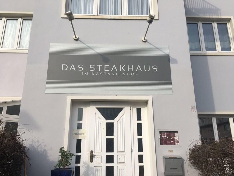 Während Susanne Wolbeck im Kitzingener „Kastanienhof“ über jeder unbezahlten Rechnung schwitzt, steht der 36-jährige Koch Stefan (l.) in seiner Küche und überlässt die Verantwortung seiner Frau. Für Sternekoch Frank Rosin ist die Sachlage klar: Susanne ist vollkommen überfordert und Stefan steckt in seinem Alltagstrott fest. – Bild: Kabel Eins