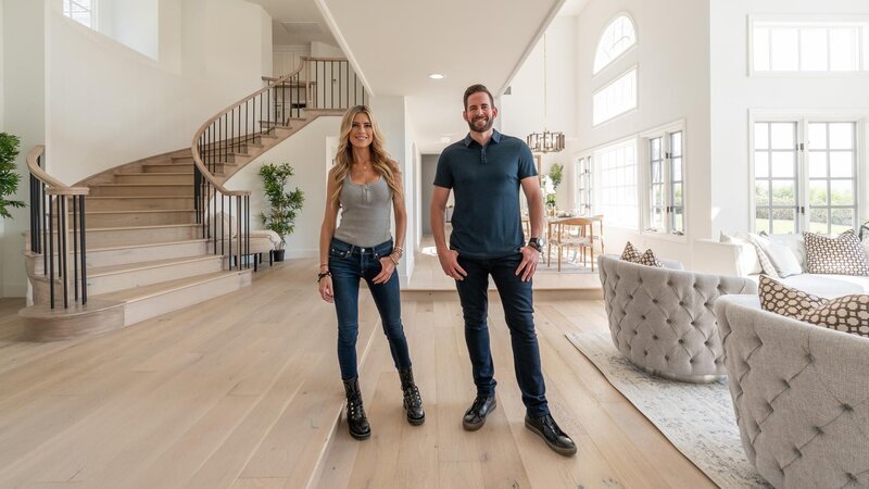 Christina Anstead (l.); Tarek El Moussa (r.) – Bild: Discovery, Inc. /​ Gilles Mingasson
