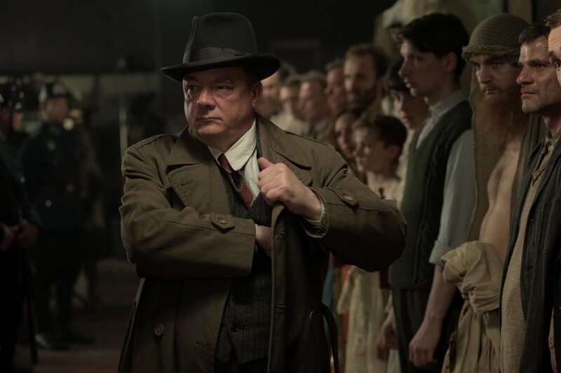 Wolter (Peter Kurth) begutachtet die Festgenommenen nach der Razzia. – Bild: Frédéric Batier /​ X Filme