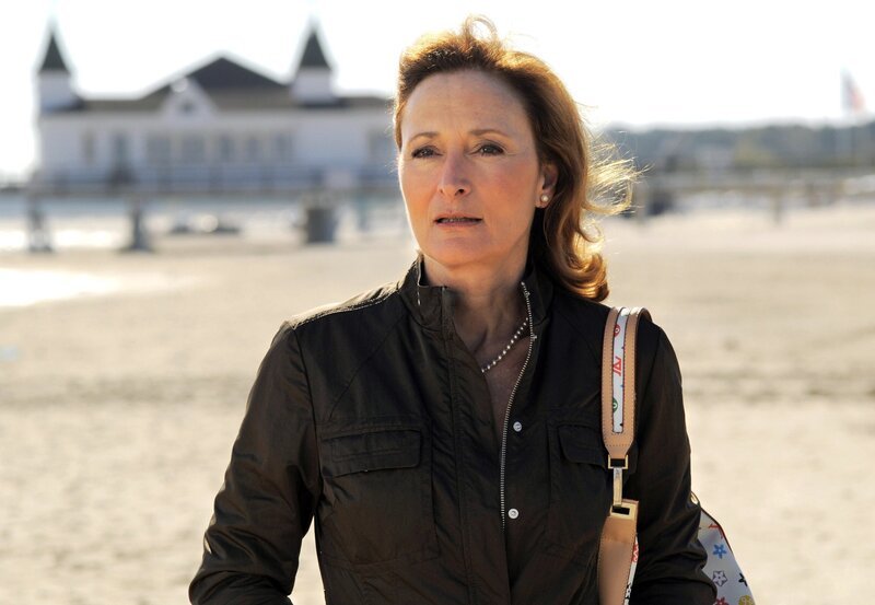 Die Milliardärin Christa Menges (Eleonore Weisgerber) wird erpresst. – Bild: ZDF/​ARD Degeto/​Reiner Bajo