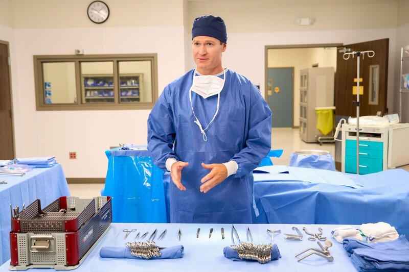 Josh Lawson as Bruce. – Bild: NBC /​ Greg Gayne /​ NBCUniversal Media, LLC