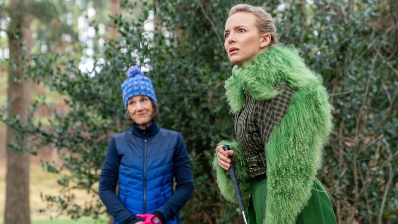 Auf einem schottischen Golfplatz haben Villanelle (Jodie Comer, r.) und Dasha (Harriet Walter, l.) ihr nächstes Ziel identifiziert. Der Plan, ihr Opfer in einen Hinterhalt zu locken, nimmt jedoch eine unerwartete Wendung. – Bild: ZDF