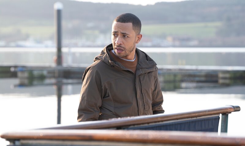 Tyrone Clarke (Ukweli Roach) gilt als couragierter Ermittler. – Bild: Graeme Hunter /​ Black Camel Pictures /​ ZDF /​ All4Media