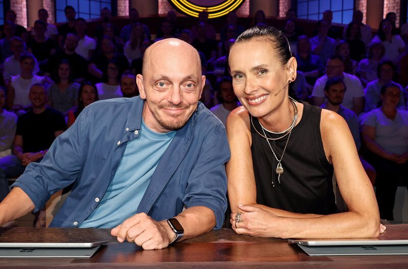 Rateteam-Kapitäne Bernhard Hoëcker (l.) und die Musikerin Jana Groß (r.) – Bild: ARD/Morris Mac Matzen Rateteam-Kapitäne Bernhard Hoëcker (l.) und die Musikerin Jana Groß (r.) – Bild: ARD/Morris Mac Matzen