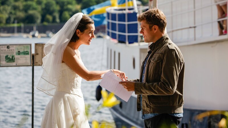 Kurz vor Gretas (Alissa Jung) Hochzeit taucht Leon (Jens Atzorn) auf der Bildfläche auf. Sein „Hochzeitsgeschenk“: Er und Greta sind noch gar nicht rechtskräftig geschieden. – Bild: ZDF