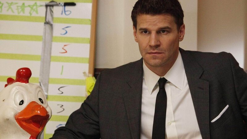 Booth (David Boreanaz) sucht die Studentenverbindung „Beta Delta Sigma“ auf, um von den Verbindungsbrüdern mehr über den ermordeten Jimmy „Biber“ Bouvier herauszufinden. – Bild: TVNOW /​ FOX