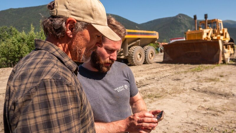 E2 – Andreas and Florian at a GPS – Bild: Warner Bros. Discovery