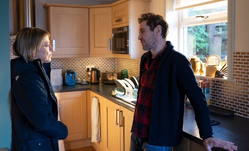 Annika Strandhed (Nicola Walker) kehrt nach Hause zurück von ihrem Einsatz, der jäh das gemeinsame Abendessen mit Jake Strathearn (Paul McGann) unterbrochen hatte. – Bild: Graeme Hunter /​ Black Camel Pictures /​ ZDF