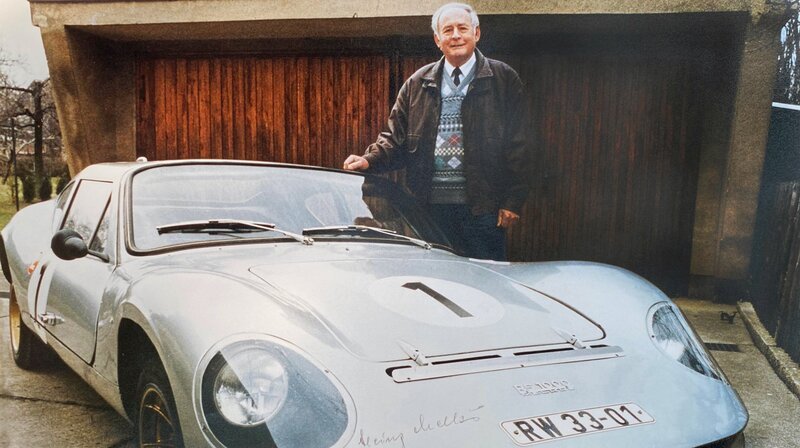 Der Dresdner Autorennfahrer und Fahrschullehrer Heinz Melkus gehörte zu jenen DDR-Bürger*innen, die mit Witz und Phantasie ihre Träume wahr machten. Während er in Eigenregie Sportwagen baute, brachten Andere beispielsweise exotische Speisen auf den Tisch oder schneiderten extravagante Mode. – Bild: phoenix/​ZDF/​Heinz Melkus