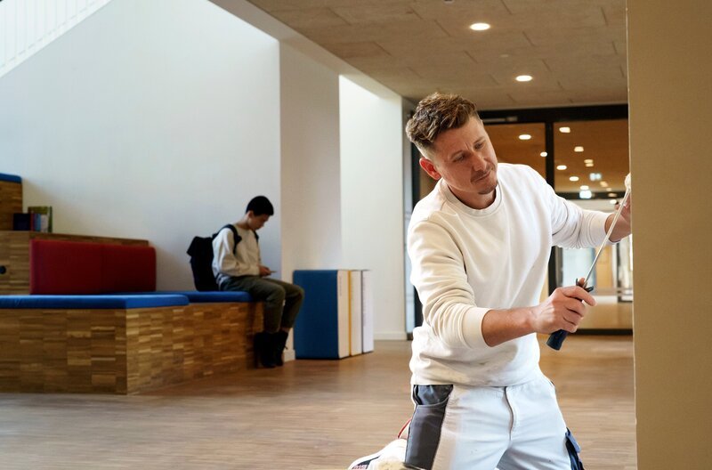 Hausmeister Aaron kümmert sich während des laufenden Internatsbetriebes um die Instandhaltung der Gebäude auf dem Schlossgelände. – Bild: NDR