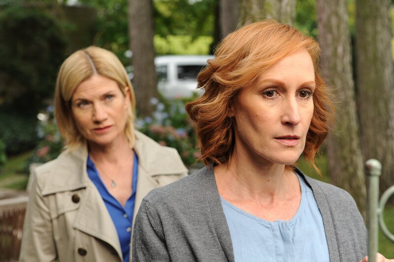 Martina Seiffert (Astrid M. Fünderich, l.) fällt auf, dass Marlene Hahn (Nicole Beutler, r.) mit ihrer neuen Anwältin zufriedener ist als mit der Arbeit des Opfers. – Bild: Markus Fenchel /​ ZDF