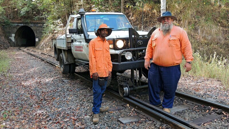 Les und Ivan räumen die Gleise nach Stürmen frei: Mit einem skurrilen Gefährt, das auf Schienen wie auf Straßen fahren kann. – Bild: ZDF und NDR/​WildBear Entertainment