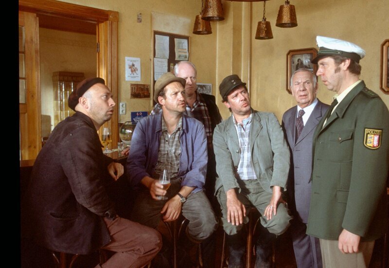 Die Bürger lehnen die Besserungsanstalt ab, und einer ist schon abgehauen. – Bild: NDR/​Nicolas Maack