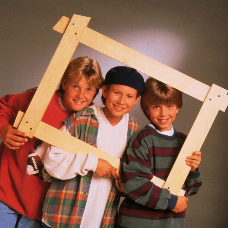 Brad (Zachery Ty Bryan, li.) und Randy (Jonathan Taylor Thomas, Mi.) lassen sich immer gemeinere Geschichten einfallen, um ihren kleinen Bruder Mark (Taran Noah Smith) zu ängstigen. – Bild: RTL