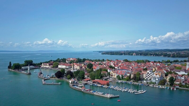 Ein See, zwei Bundesländer und drei Nationen – vereint durch das größte Gewässer Deutschlands, den Bodensee. Nur 18 Kilometer seiner Küste sind bayerisch: der Landkreis Lindau. Seine Geschichte ist einzigartig in Bayern. Weiteres Bildmaterial finden Sie unter www.br-foto.de. – Bild: BR/​Süddeutsche TV GmbH/​Anna Buck