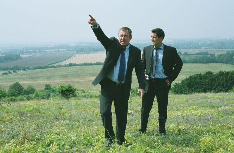 DCI Tom Barnaby (John Nettles, l.) und DS Dan Scott (John Hopkins, r.). – Bild: ZDF/​All3Media