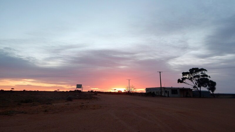 Ein paar Häuser, ein Hotel. Eine Siedlung an der Bahnlinie durch das Outback. – Bild: ZDF und NDR/​WildBear Entertainment