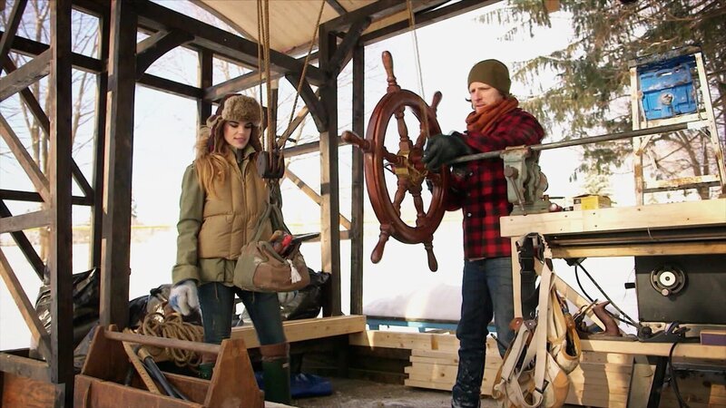 Chloe und Brandon sind beruflich viel unterwegs, die beiden designen Filmsets. Die perfekte Lösung für ihren Wunsch nach einem festen Zuhause und gleichzeitiger räumlicher Flexibilität ist ein Minihaus. Die kreativen Köpfe gestalten ein einzigartiges winziges Haus, das von Piratenschiffen, Zirkus-Karawanen und Filmsets beeinflusst ist. – Bild: HGTV