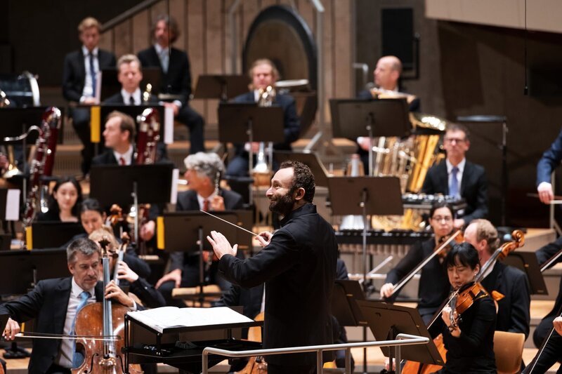Unter der Leitung von Kirill Petrenko spielen die Berliner Philharmoniker bei ihrem Europakonzert ein hochkarätiges Programm mit Werken von Igor Strawinsky, Joseph Haydn und Ludwig van Beethoven. – Bild: ZDF Unter der Leitung von Kirill Petrenko spielen die Berliner Philharmoniker bei ihrem Europakonzert ein hochkarätiges Programm mit Werken von Igor Strawinsky, Joseph Haydn und Ludwig van Beethoven. – Bild: ZDF