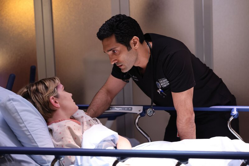 CHICAGO MED -- „Step on a Crack and Break Your Mother’s Back“ Episode 9007 -- Pictured: (l-r) Kate Bond as Hilary Robertson, Dominic Raines as Dr. Crockett Marcel -- (Photo by: George Burns Jr/​NBC) – Bild: NBC /​ George Burns Jr/​NBC /​ Episodic /​ 2024 NBCUniversal Media, LLC