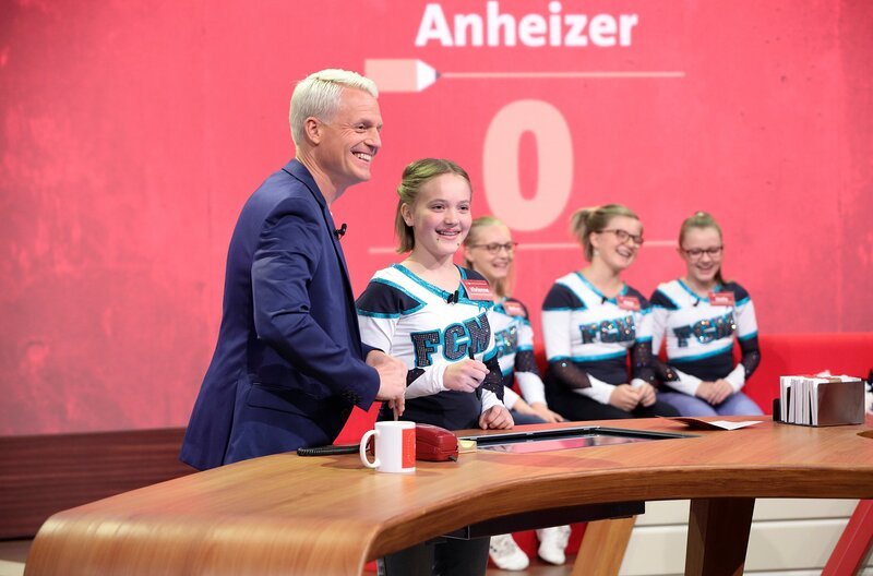 v. li.: Guido Cantz, Vivienne Jaborek, Melissa Tosun, Maja Friedrich, Stella Helfenstein. – Bild: SWR/​Bavaria/​Frank W. Hempel