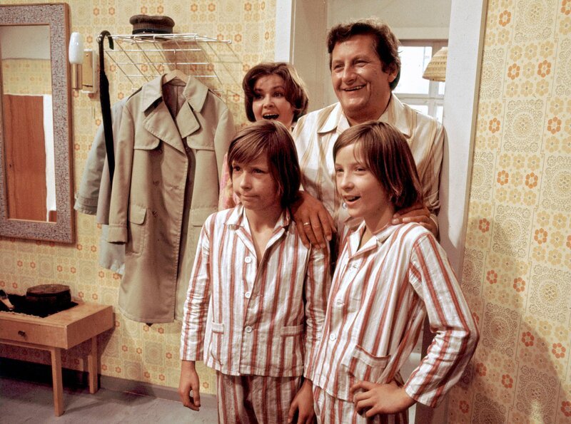 Seit etwa einem halben Jahr haben die Zwillinge Kalle (Ralf Lemcke) und Kulle (Rolf Lemke, r.) nicht nur eine Mutter (Helga Labudda), von der sie einfühlsam und konsequent erzogen werden, sie haben auch eine Schwester. Gibt es Meinungsverschiedenheiten, dann hält Fränze zum Vater (Erik S. Klein) und die Jungen prompt zur Mutter. – Bild: MDR/​DRA/​Teschner