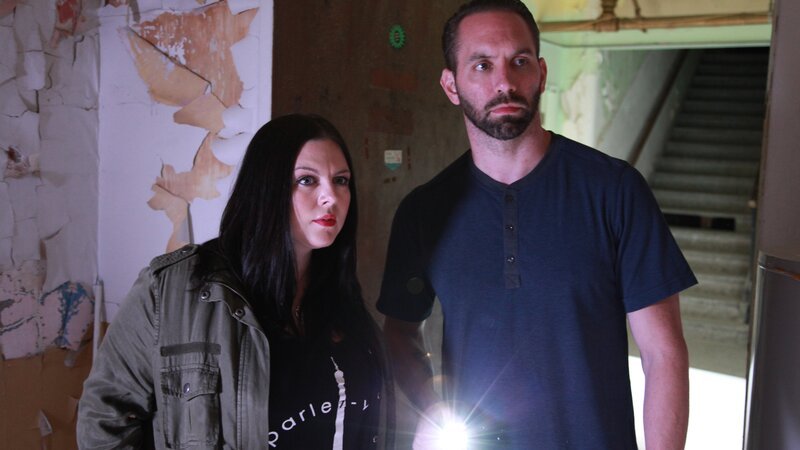 Hosts Katrina Weidman and Nick Groff look on curiously. – Bild: Discovery Communications