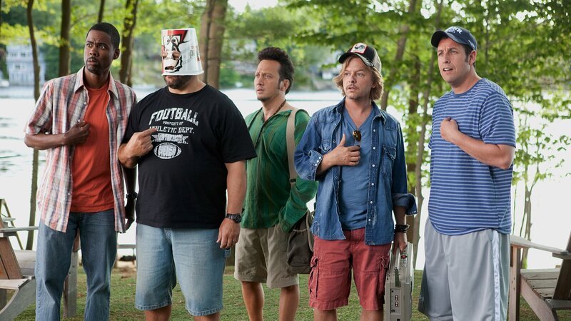 Die fünf Freunde Kurt (Chris Rock, l.), Eric (Kevin James, 2.v.l.), Rob (Rob Schneider, M.), Marcus (David Spade, 2.v.r.) und Lenny (Adam Sandler, r.) kommen albern vom Steg zurück. Plötzlich erblicken sie eine schöne Blondine, die am Haus angekommen ist. – Bild: ZDF