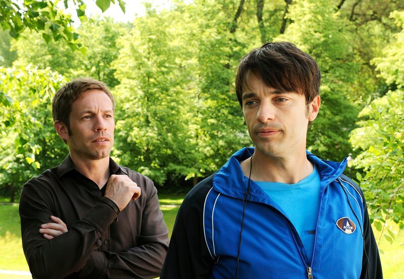 ARD STURM DER LIEBE FOLGE 1355, Robert (Lorenzo Patané, r.) kämpft sein Verlangen nieder, Markus (Tobias Dürr, l.) die Wahrheit über sich und Eva zu sagen. – Bild: ARD/​Ann Paur