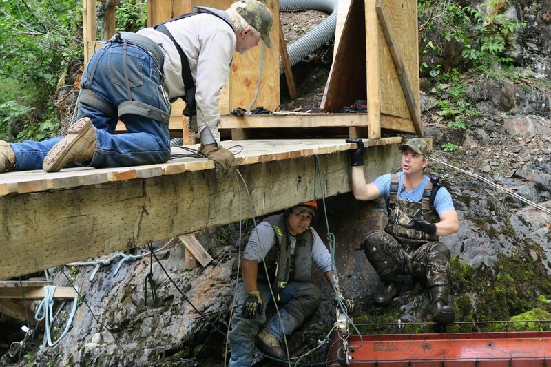 Fred and Dustin Hurt and Carlos Minor must use ingenuity and brute strength to erect the improvised diversion. – Bild: Discovery Communications