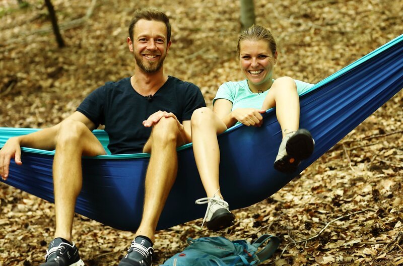 Moderator Arndt Reisenbichler (l.) hängt ab an der Baumelstation im Wald mit Katrin Thieser von der Saarpfalz-Touristik. – Bild: SWR/​Thomas Keck