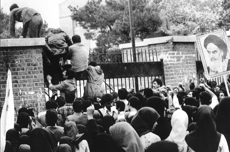 Am 4. November 1979 stürmten iranische Revolutionäre die US-Botschaft in Teheran und nahmen Bürger als Geiseln. – Bild: arte