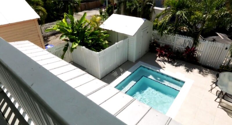 Ein Paar ist es leid, jedes Jahr die eisigen Temperaturen über die Wintermonate in Pennsylvania auszuhalten. Darum zieht es sie ins sommerliche Key West nach Florida. Hier suchen sie ein Haus mit vier Schlafzimmern und offenem Grundriss sowie mit Pool und ganz wichtig: Genügend Privatsphäre für ihren Sohn und seine laute Musik. – Bild: Tanja Bachetzky /​ HGTV