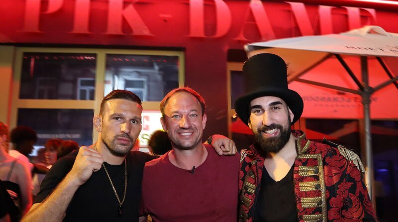 Tobi Kämmerer vor dem Pik Dame mit Besitzer Max Coga (li.). – Bild: HR