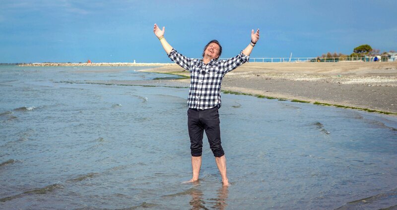 Michael Dangl am Strand von Grado. – Bild: ORF /​ FOR TV/​Peter Aigner