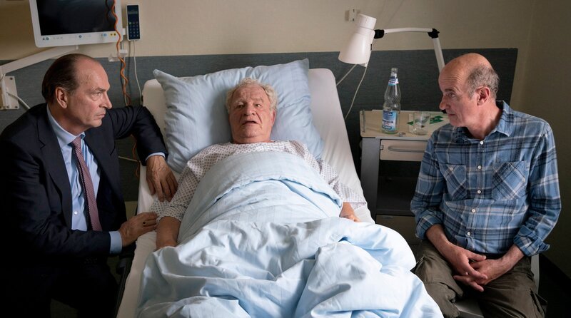 Markus Gellert (Herbert Knaup, l.) und sein Bruder Hajo Gellert (Johannes Herrschmann, r.) machen sich Sorgen um ihren krebskranken Vater Bruno (Michael Hanemann, M.). – Bild: ARD/​Georges Pauly