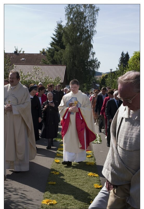 Thomas Gleissner ist ein frisch geweihter Priester. Die erste Messe, die ein frisch geweihter Priester hält, findet in der Regel in der Heimatgemeinde statt. In den bayerischen Dörfern ist das ein Großereignis. – Bild: BR/​Andreas Choroba
