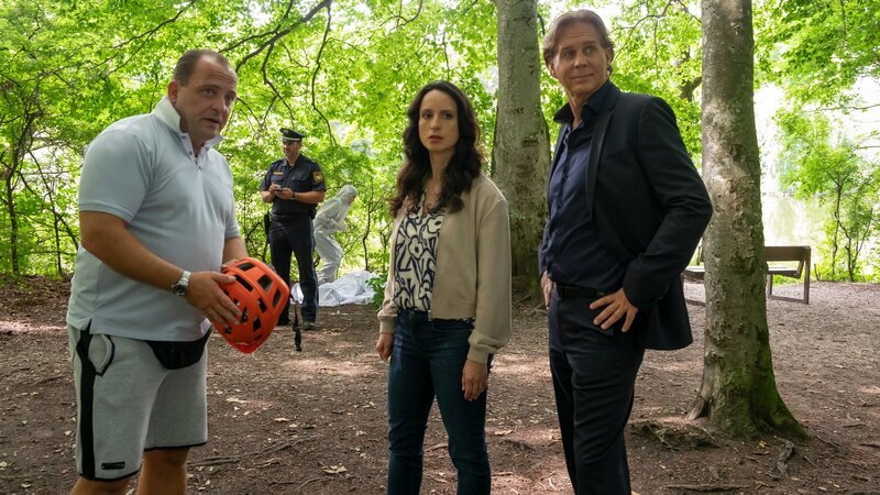 Simon Rothe (Urs Rechn, l.) wirkt nervös, als ihn Caspar Bergmann (Thomas Heinze, r.) und Annabell Lorenz (Stephanie Stumph, M.) am Tatort befragen. – Bild: ZDF