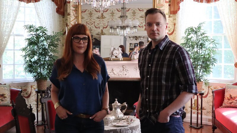 Paranormal investigators Amy Bruni and Adam Berry in Liberty Hall Museum’s parlor. – Bild: Discovery Communications, LLC.