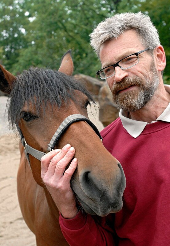 Pfleger Norbert Siebert bei den Huftieren. – Bild: BR/​WDR/​Melanie Grande