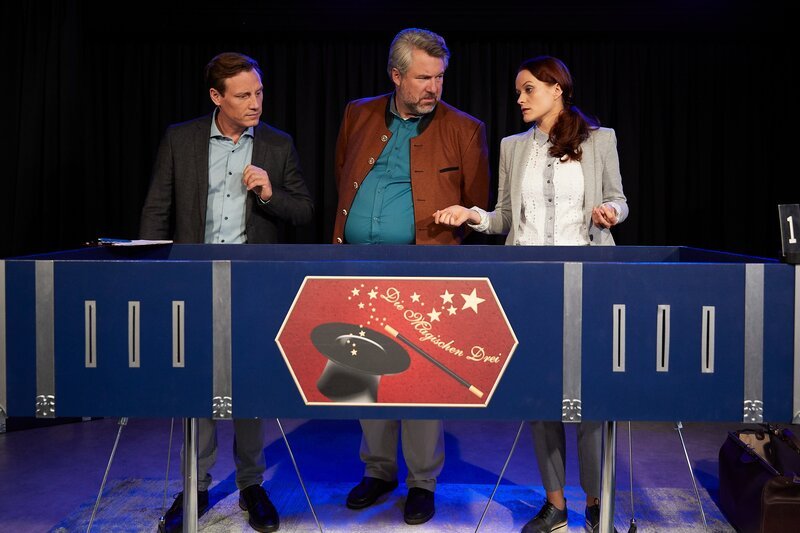 Pathologin Mai (Sina Wilke, r.) erläutert den Kommissaren Stadler (Dieter Fischer, M.) und Bach (Patrick Kalupa, l.) den möglichen Tathergang im Fall der ermordeten Zauberkünstlerin Irmela Osterburg. – Bild: Bojan Ritan /​ ZDF