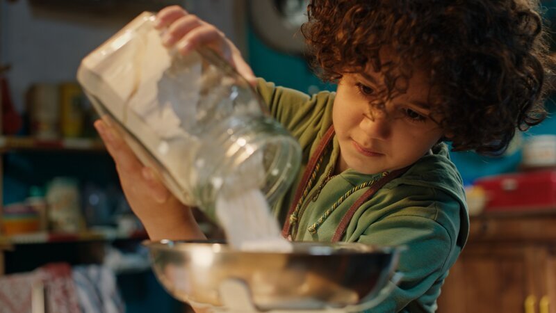 Saïd bereitet den Pizzateig vor. – Bild: SWR/​Phanta Basta!/​Indi Film