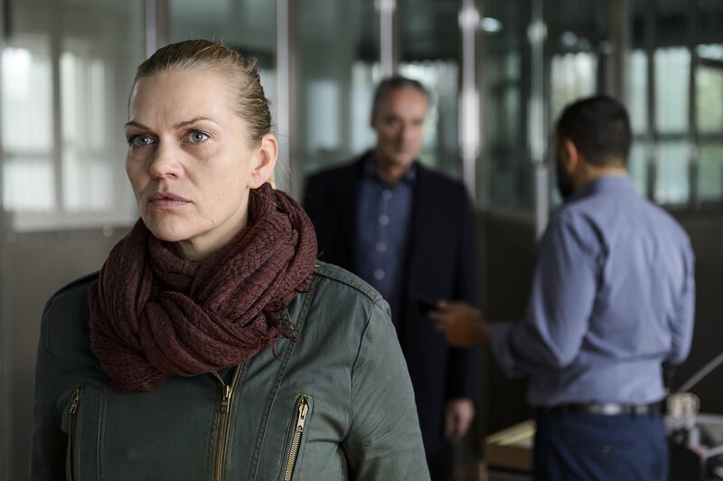 Sie spürt, dass ihre Kollegen auf einer falschen Fährte sind, jedoch glauben diese ihr nach ihrem Unfall kein Wort. Dorn (Anna Loos) muss den Fall in ihre eigenen Hände nehmen (hinten: Daniel Friedrich, l., Adnan Maral, r.). – Bild: ZDF/​Willi Weber